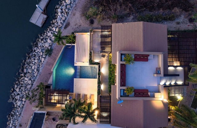Villa frente al mar con piscina infinita y bar Swim-Up | Servicio diario de mucama