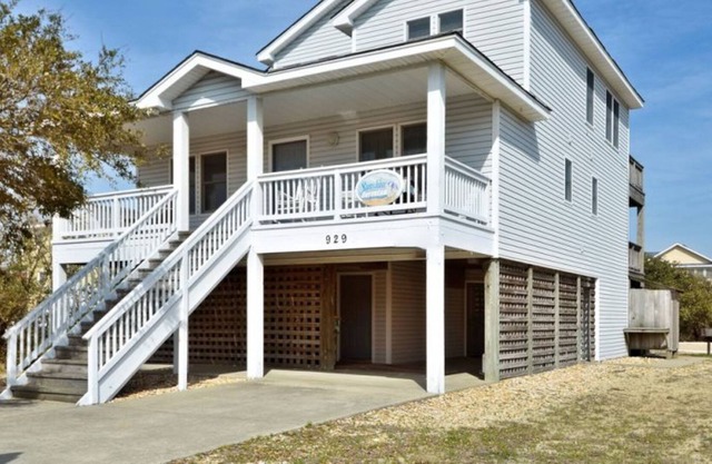 Oceanside Corolla home with private pool & hot tub, fireplace, AC & private W/D