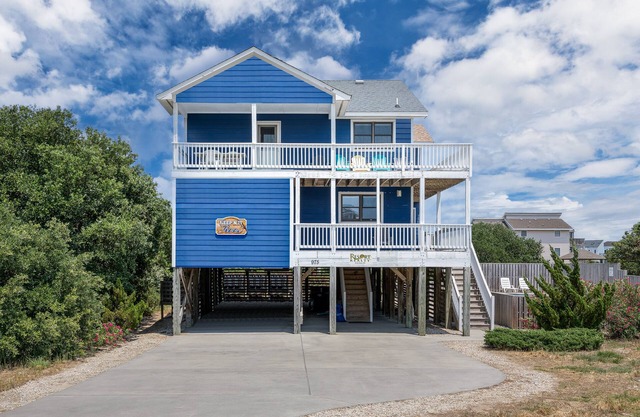 Oceanside, Pet Friendly with a Cool Pool & Volleyball Court!