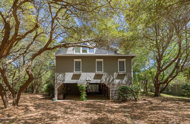 Oceanside with Short Walk to Beach, Community Pool, Open and Airy Living.