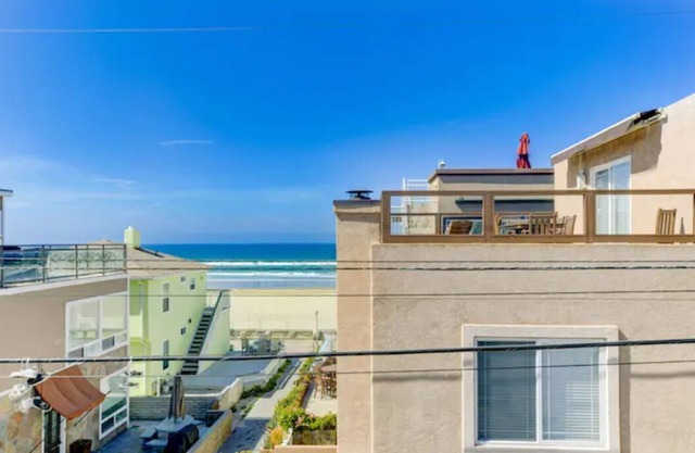 Oceanview Huge Decks Trilevel Sleeps 16+Guesthouse