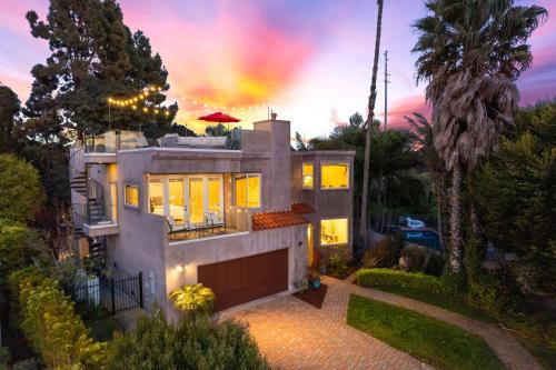 Oceanview Luxe Retreat with Rooftop