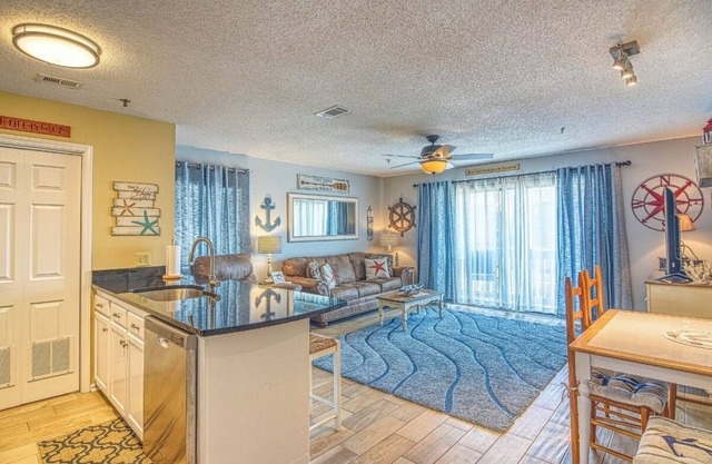 Condominio recientemente remodelado, unidad final, con vista al mar y vista a la piscina.