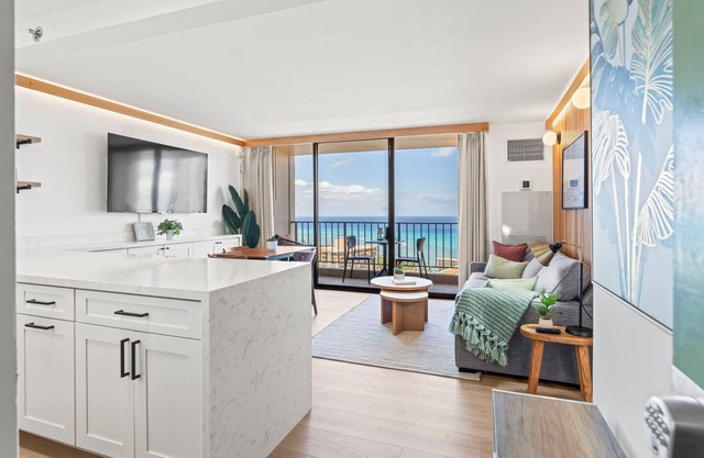 Condominio Waikiki renovado con vista al mar, estacionamiento gratuito. A una cuadra de la playa