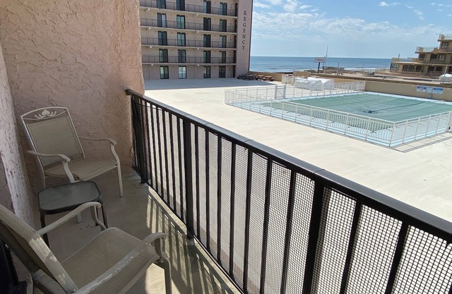 OCEANVIEWS!! POOLVIEWS!! SPACIOUS STUDIO IN THE REGENCY TOWERS!!