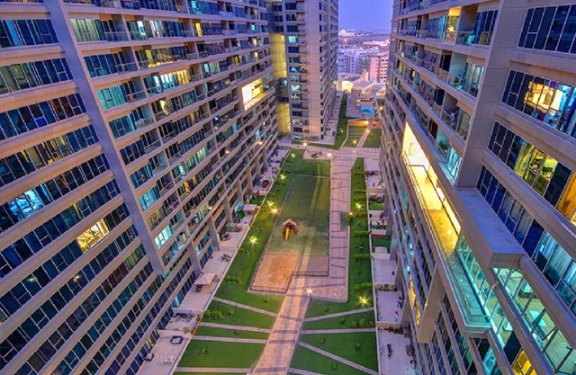 Amplio apartamento 2BHK en las animadas Torres Skycourts