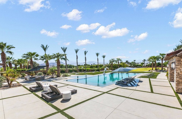 Luxe Estate 2.5 acres of privacy, >6500 sq ft- Pool+2 Spas, Gym, Golf, Games,