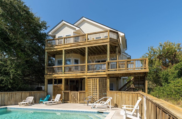 Octopus's Garden: Large Private Pool & Hot Tub, Walk to Beach