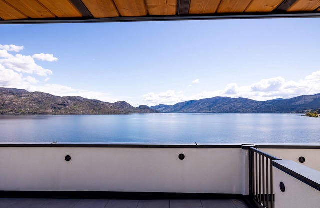 Okanagan Lake Luxury Suite with Kitchen Accommodations across the Lake