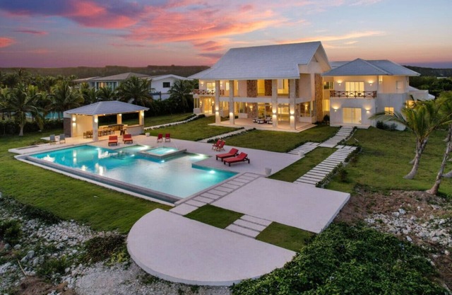 Okyanus: Spectacular oceanview villa w/ pool, Jacuzzi, full staff & golf cart