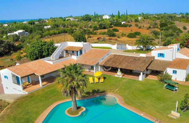 Cabaña vieja, ampliado y modernizado, con una gran piscina y un gran jardín