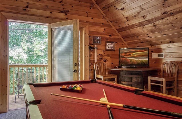 Old Glory - WIFI, Hot Tub, Game Room, Free Attraction Tickets!!!