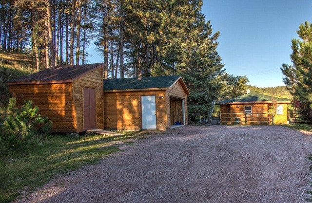 Old Town Cottage: enclavado en una ladera boscosa en el borde de Hill City