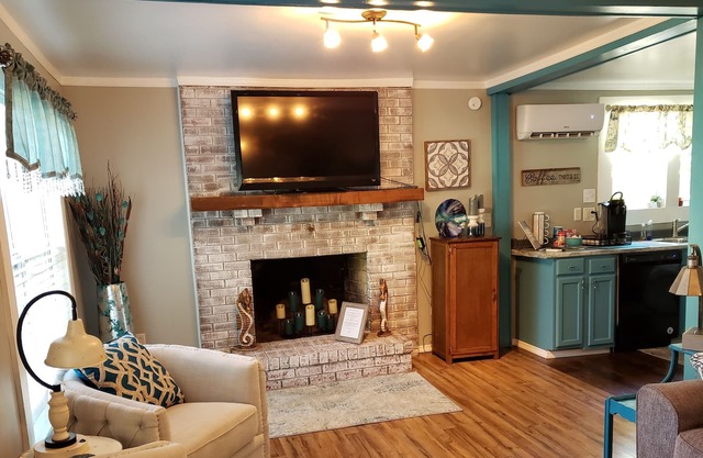 Old tyme cottage with Hot tub.