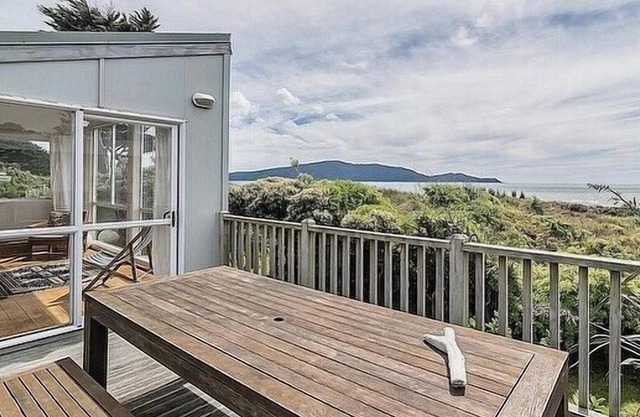 Olde Beach Pearl - Waikanae Beach Bach