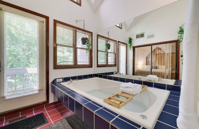 Omega · Omega Lounge -2BR Townhouse w/ Jacuzzi-Shawnee Mtn