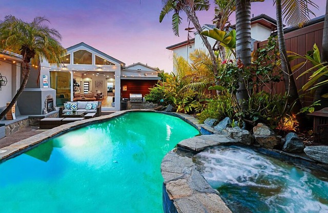 OMG!! A BLUE LAGOON IN THE ♥ OF THE CITY? POOL, GAME ROOM, VIEWS, LUXURY