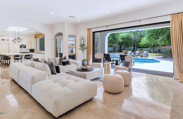 OMG Mansion! Pool Lux Kitchen Piano Yoga Jacuzzi