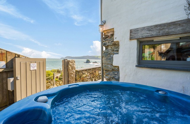 Lujosa y romántica cabaña frente a la playa en Charlestown con HotTub & Log Burner