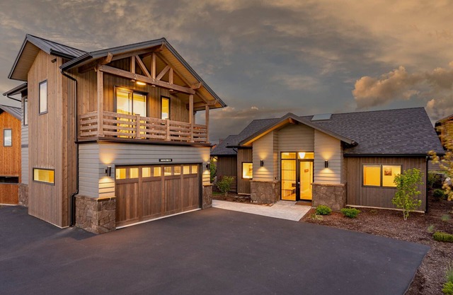 On hike/bike trails ~ gear storage ~ resort pool ~ BBQ ~ private hot tub ~ 🐶