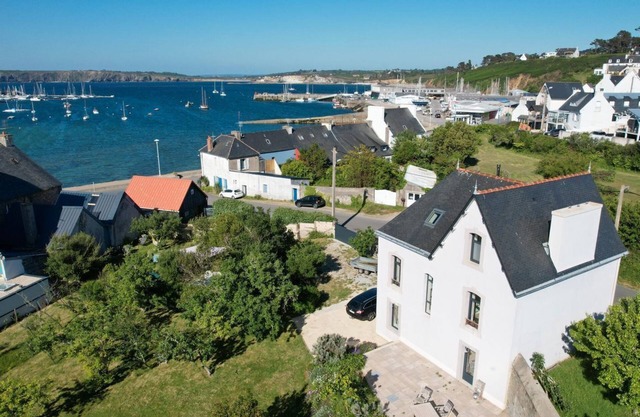 En el puerto de Camaret, casa grande con vista al mar.