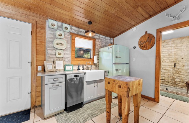 ON the River! Free Paddleboards, Kayaks, Tubes, Fishin' Gear -Boutique Gem for 6