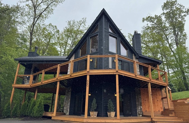 ON THE ROCKS Lakeside Mountain Chalet