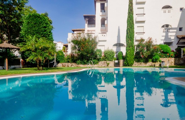 Un dormitorio con piscina y cerca de la playa