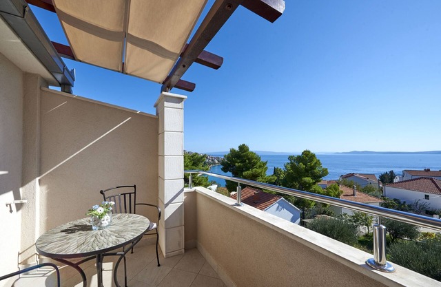 Apartamento de una habitación con terraza y vista al mar Mavarstica, Ciovo (A-17803-f)