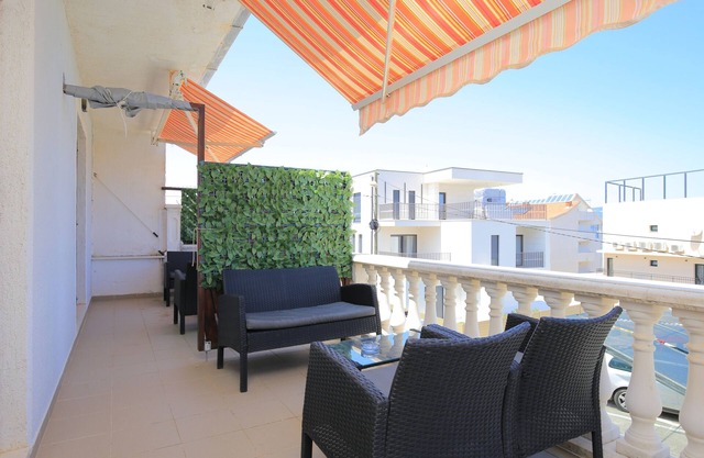 Apartamento de una habitación con terraza y vista al mar Slatine, Ciovo (A-16131-b)