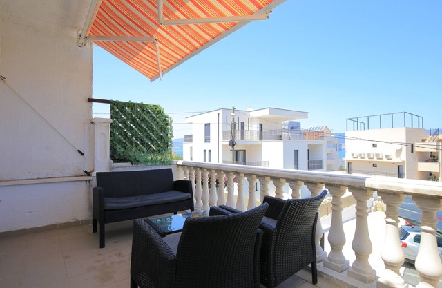 Apartamento de una habitación con terraza y vista al mar Slatine, Ciovo (A-16131-c)