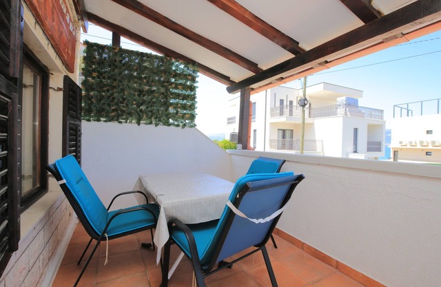 Apartamento de una habitación con terraza y vista al mar Slatine, Ciovo (A-16131-d)
