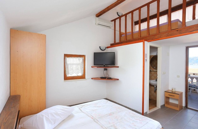 Apartamento de una habitación con terraza y vista al mar Slatine, Ciovo (A-16131-e)