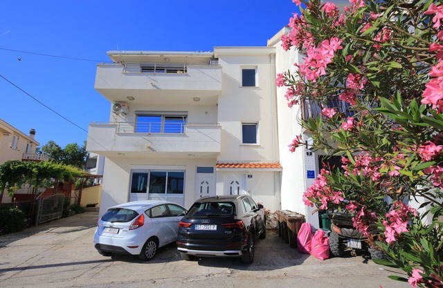 Apartamento de una habitación con balcón y vista al mar Slatine, Ciovo (A-24266-d)