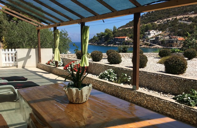 Apartamento de una habitación en la playa Bahía Prapatna, Hvar (A-5704-e)