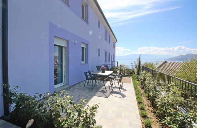 Apartamento de una habitación con terraza y vista al mar Baska, Krk (A-18824-d)