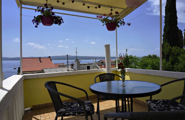 Apartamento de una habitación con terraza y vista al mar Selce, Crikvenica (A-22935-c)