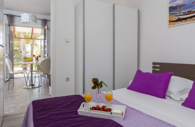 Apartamento de una habitación con terraza y vista al mar Bahía Osibova, Brac (A-12062-c)
