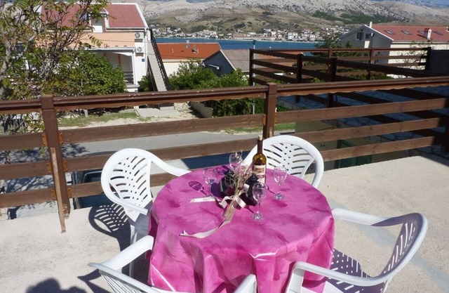 Apartamento de una habitación con terraza y vista al mar Pag (A-21220-c)