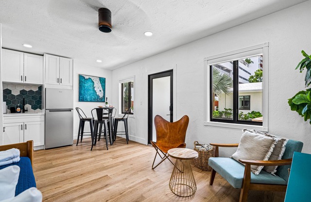 One Bedroom King Suite in a Tropical Retreat Freedom House FTL Suite 6