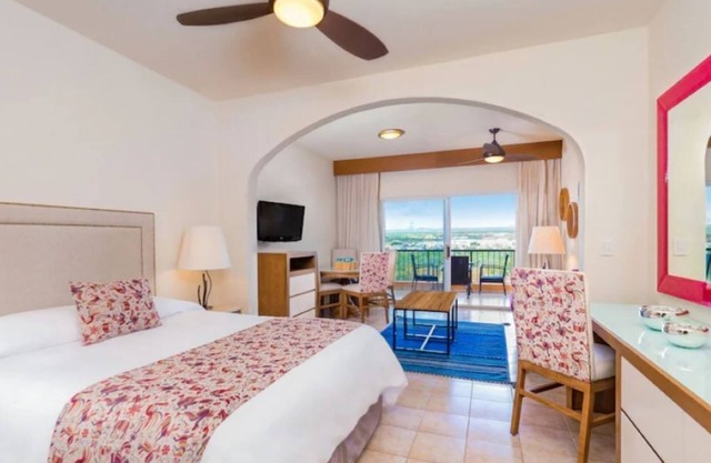 One bedroom luxury suite with fitness room, pools in beautiful Cabo San Lucas