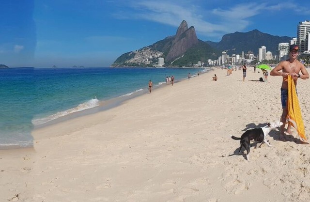 Coverage of a bedroom/living room on the block at Ipanema Beach (Posto 9)