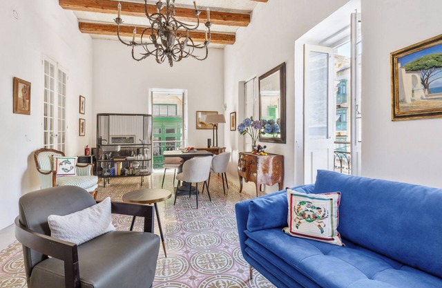 Vibrant, fun central one bedroom flat in Valletta, Malta. Artists town house