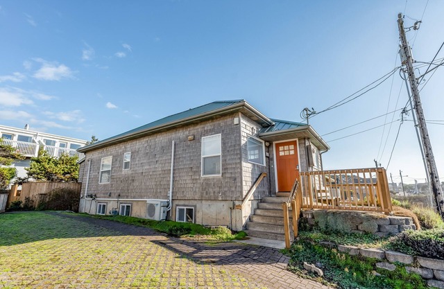 One block to the ocean & Nye Beach Sunny home w/ fireplace, foosball & WiFi