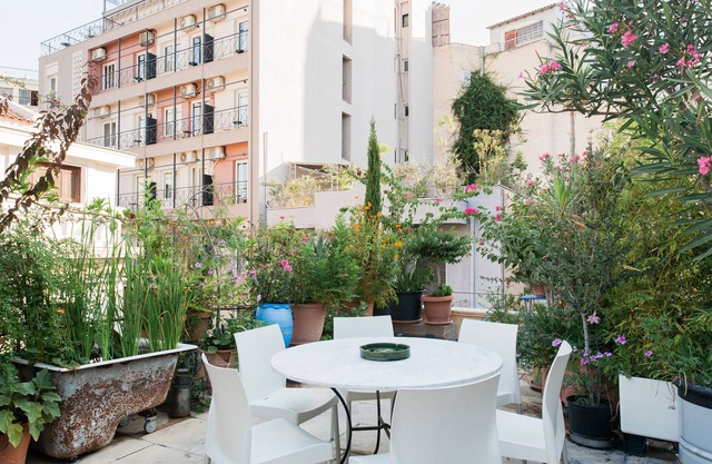 1 edificio con 4 apartamentos únicos y separados. Terraza en la azotea.