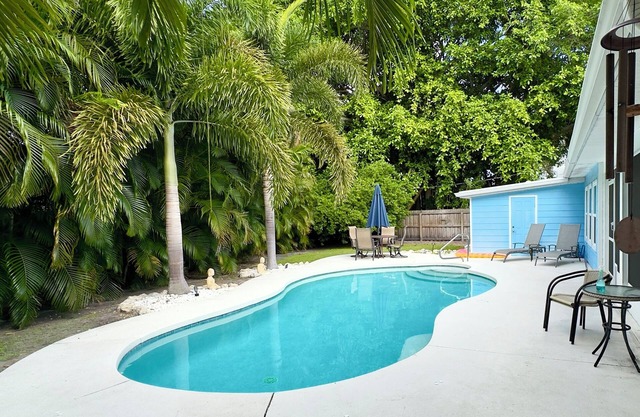 ONE MILE from beautiful Siesta Key, #1 beach in the USA!!!