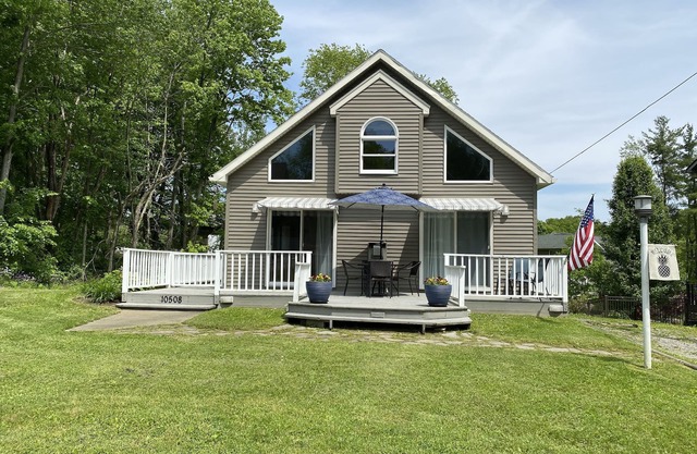 One-of-a Kind Cottage, cerca del lago, el puerto deportivo y el golf, tranquilo y cómodo