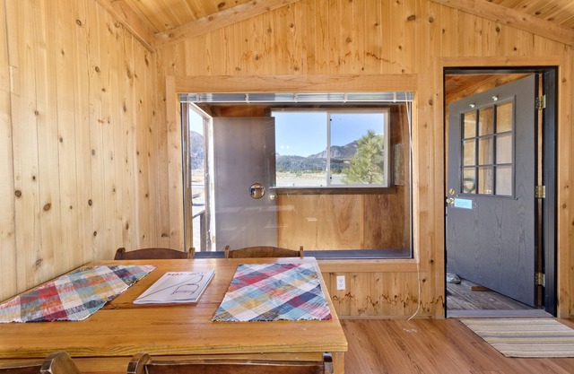 ¡Único en su clase! Situado en un rancho de 17 acres en Mammoth Lakes
