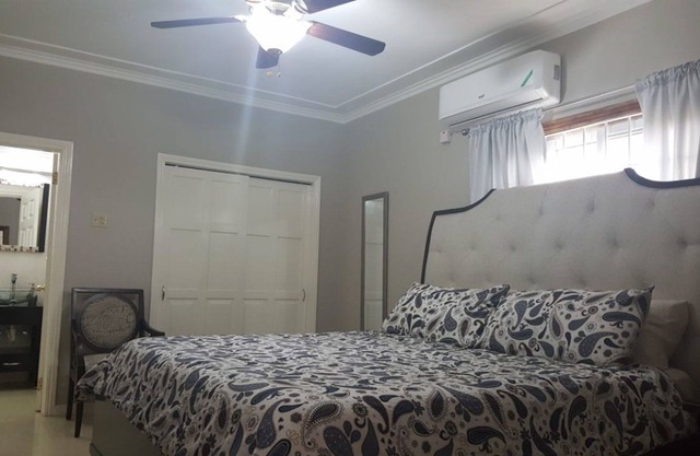 HERMOSO CONDOMINIO MODERNO DE 2 DORMITORIOS EN LIGUANEA, KINGSTON, JAMAICA.