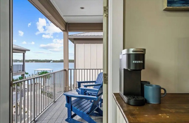 One Q-ute Cottage : Beach and Bay Retreat w/ Pool